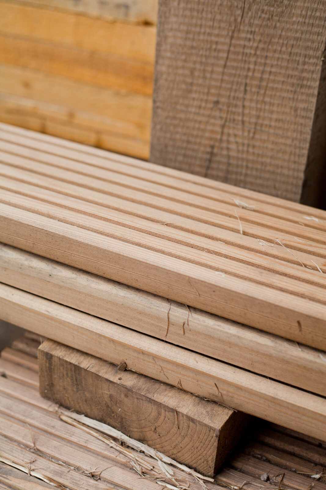 Lames de terrasse et clin de bardage en Mélèze produits par la Scierie GRAS — Lames de terrasses
